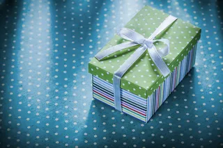 蓝色圆点桌布节日概念丝带礼品盒