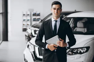 汽车展厅年轻帅哥