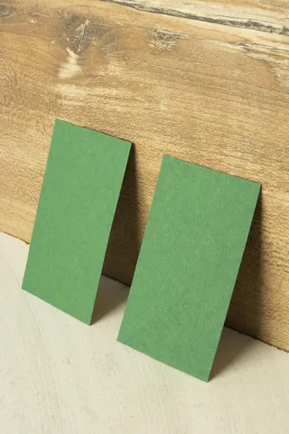 名片和木制背景