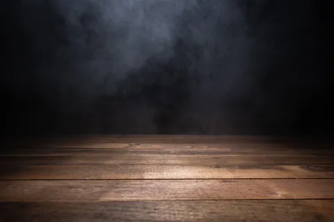 黑色背景上漂浮着烟雾的空木桌 黑色背景上漂浮着烟雾的空木桌