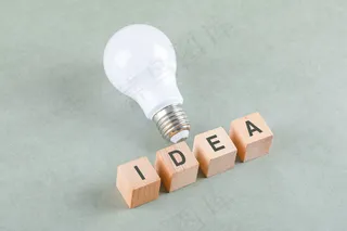 好主意的概念与木块图标，大灯泡上的鼠尾草色表高角度看。