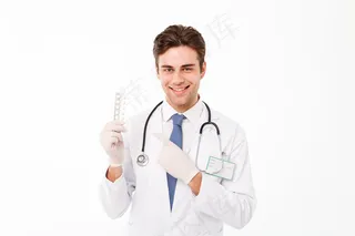 一位快乐的年轻男性医生的肖像