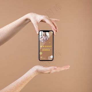 手持智能手机模型样机的年轻女子