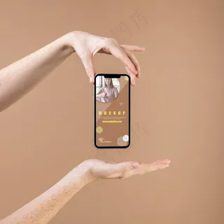 手持智能手机模型样机的年轻女子