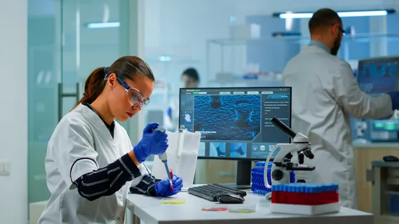 现代设备齐全的医学实验室的科学家用微量移液器检查药物发现。使用高科技和技术研究治疗、开发的医学研究疫苗进化 现代设备齐全的医学实验室的科学家用微量移液器检查药物发现。使用高科技和技术研究治疗、开发的医学研究疫苗进化