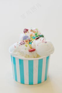 甜点。桌上有美味的冰淇淋