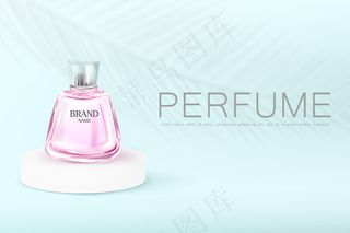 粉色香水瓶放在讲台上，蓝色背景上有植物的影子