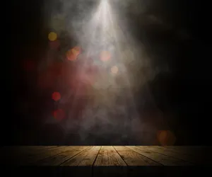 3d木制桌子，可以看到烟雾弥漫的房间