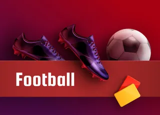 足球鞋紫色靴子，红色和黄色卡片，足球广告背景球。裁判设备