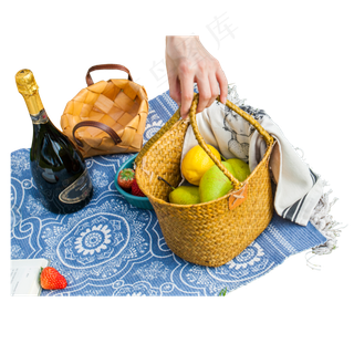 实拍野炊聚餐水果草莓酒