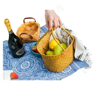 实拍野炊聚餐水果草莓酒