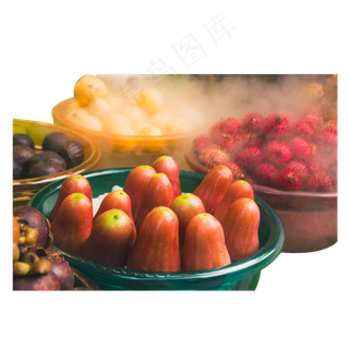 一盘新鲜多汁的莲雾