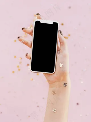 正视图手持手机的手