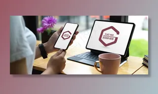 学生在使用模拟平板电脑做作业时使用模拟智能手机