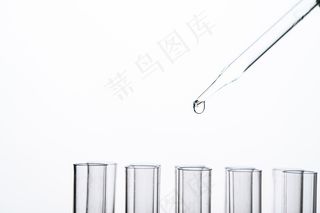 把化学品滴到烧杯里