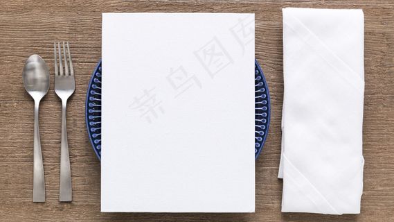 用餐具和餐巾将空白菜单纸平放在盘子上