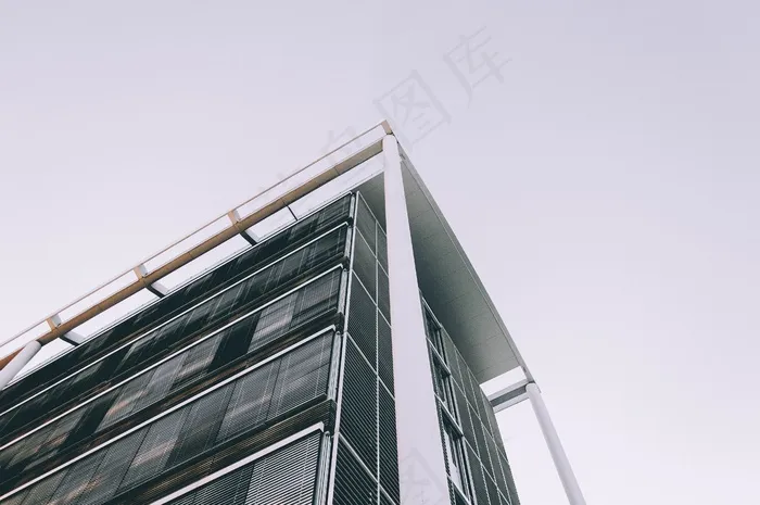 一座高层商务楼的一角的低角度拍摄