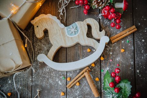 圣诞桌上的木马