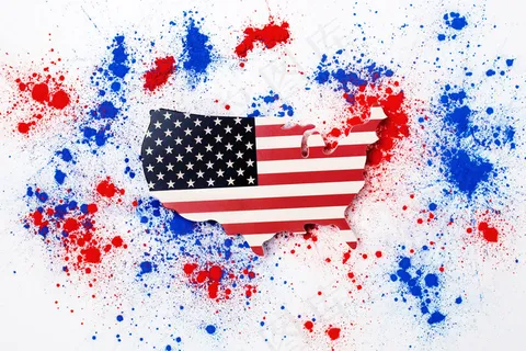 为了纪念独立日，美国地图上的红色和蓝色胡里色粉末爆炸