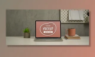 阁楼客厅内工作台的特写视图，包括笔记本电脑、笔记本电脑、马克杯和装饰