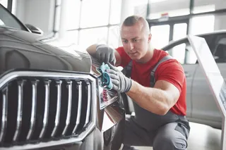 在汽车展厅进行专业清洁和洗车。