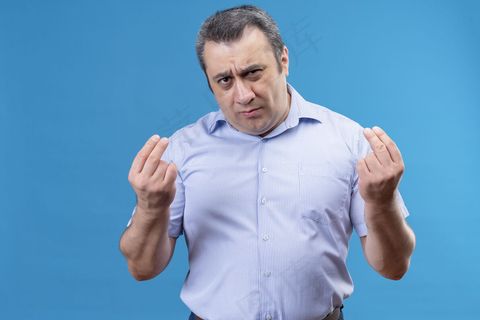 严肃的中年男子穿着蓝色条纹衬衫，用手做手势，试图解释他对蓝色背景的看法