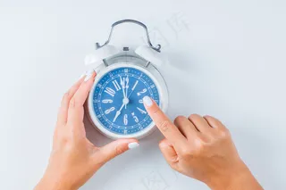 手指指向闹钟