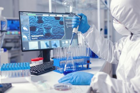 用微量移液管在冠状病毒大流行过程中进行病毒学编码实验。现代实验室的化学家在 covid-19 全球流行期间使用分配器进行研究。