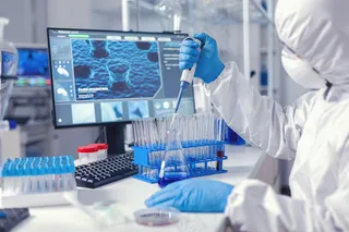 用微量移液管在冠状病毒大流行过程中进行病毒学编码实验。现代实验室的化学家在 covid-19 全球流行期间使用分配器进行研究。