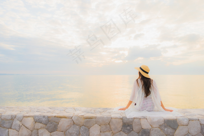 美丽的年轻亚洲女性形象美丽的微笑在海边放松