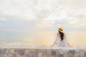 美丽的年轻亚洲女性形象美丽的微笑在海边放松