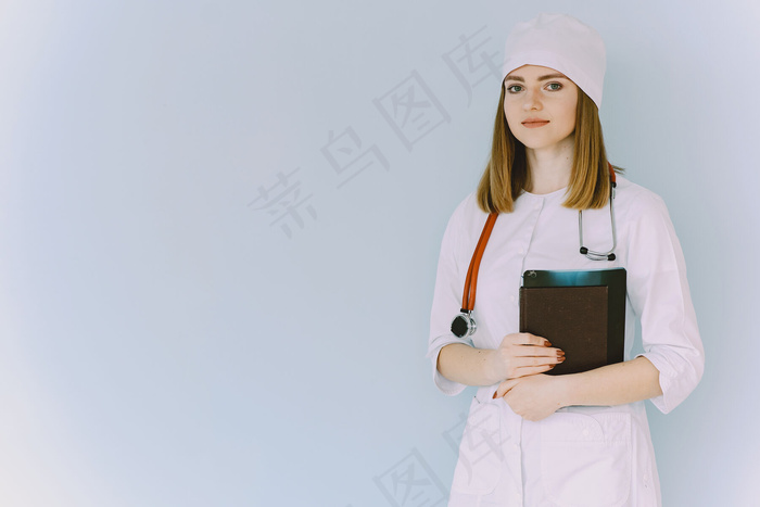 医院里穿白大褂的女医生