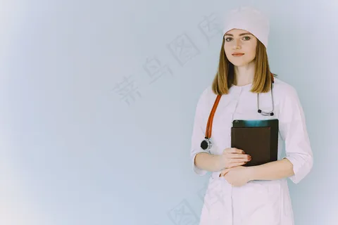 医院里穿白大褂的女医生 医院里穿白大褂的女医生