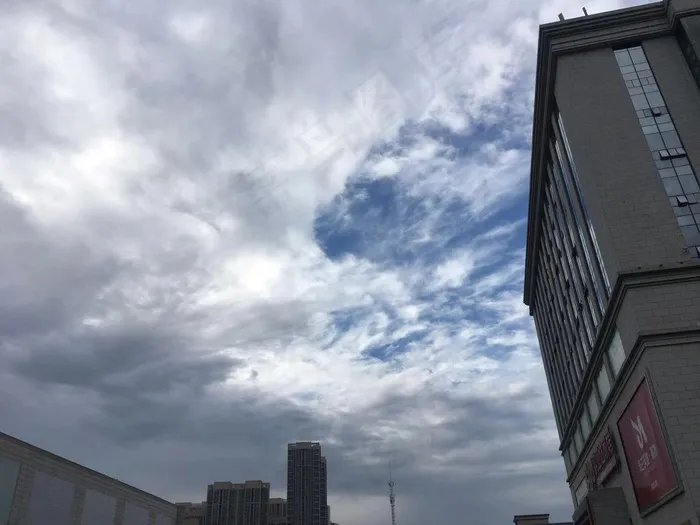 天空中的云啊