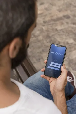 在街上用手机的男人使用应用程序app