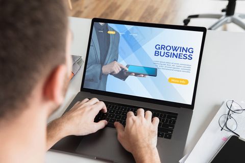 高角度男生在笔记本电脑上学习