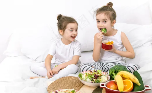 健康食品，孩子们吃水果和蔬菜。