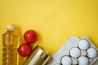食物上有黄色，蔬菜，鸡蛋和油