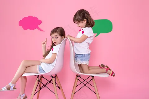 两个小女孩在彩色背景上,带着语音图标 两个小女孩在彩色背景上,带着语音图标