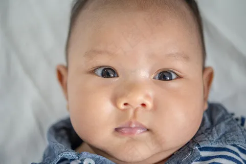 睁开眼睛向前看的新生婴儿 睁开眼睛向前看的新生婴儿