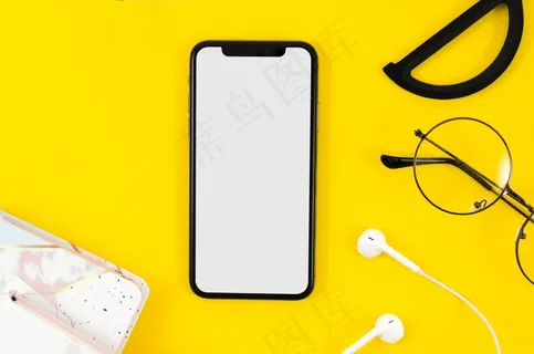 带耳机和眼镜的顶视图智能手机模型样机