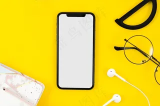 带耳机和眼镜的顶视图智能手机模型样机