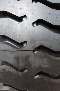 重型卡车轮胎背景，垂直