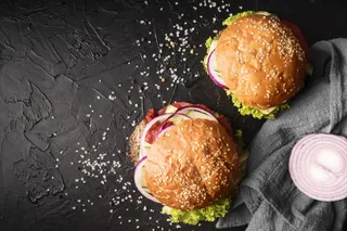 带复印空间的美味汉堡的摆放