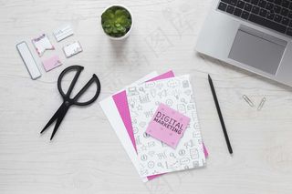 桌上有笔记本电脑和便笺模型样机