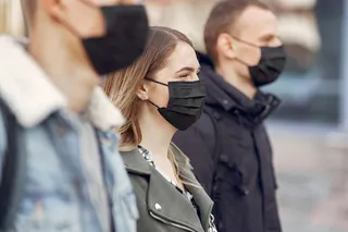 戴着面具的人站在街上