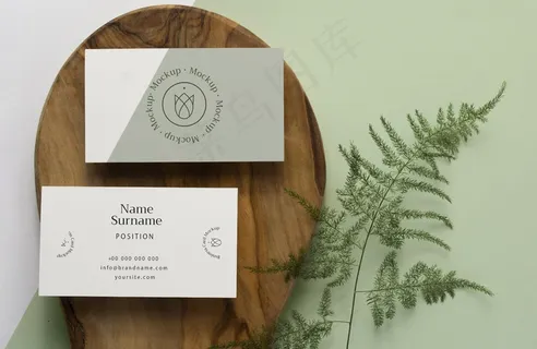 带植物的木制顶视图文具