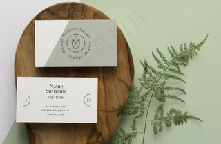 带植物的木制顶视图文具