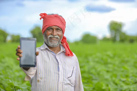 印度农民在农田里展示移动屏幕