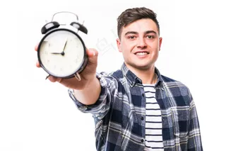 笑容可掬的小男孩在黑色闹钟上显示时间